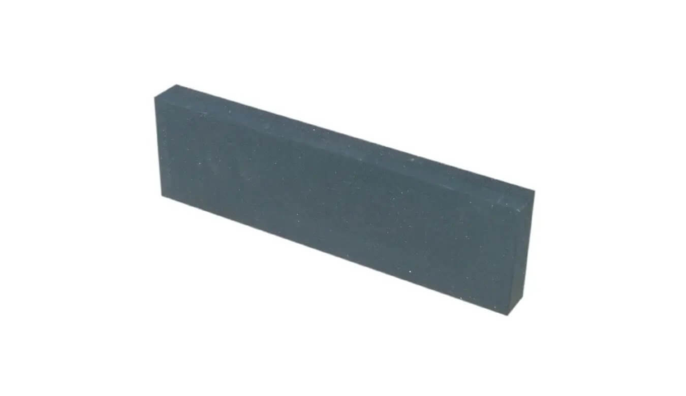 Black silicone carbide slijpsteen voor schaatsen, met grove en fijne zijde. Afmeting 25 x 7.5 x 2.5 cm.